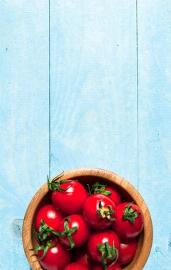 bir kasede olgun kırmızı kiraz domates