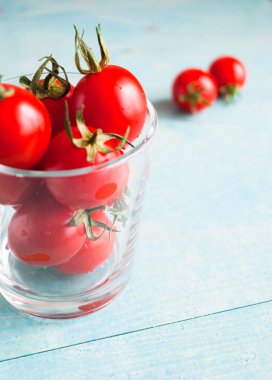 Bardakta olgun kırmızı kiraz domatesleri