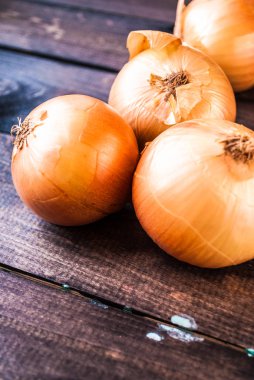 Tahta bir masada çiğ soğan.