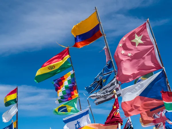 Bendera internasional melambai di atas langit biru — Stok Foto