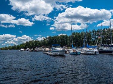 Bir yat limanında demirledi tekne