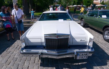 Retro araba eski model araba resmi geçit 2016 üzerinde 11 Haziran 2016 Sofiq, Bulgaristan.