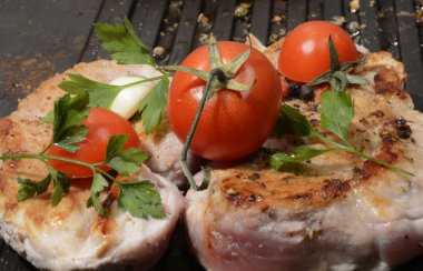 Kömürün üstünde bir barbekü ortasında portre üzerinde sebze ile çeşitli lezzetli ızgara et