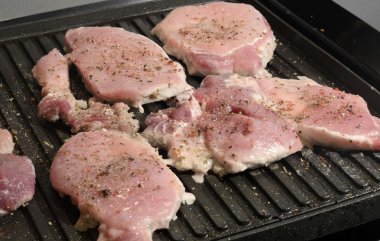 Kömürün üstünde bir barbekü ortasında portre üzerinde sebze ile çeşitli lezzetli ızgara et