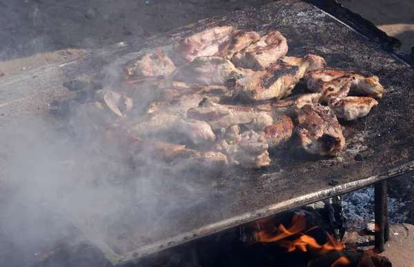 Мясо на гриле в огне — стоковое фото