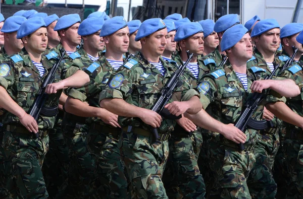 Militärparade in Varna, Bulgarien, die den 6. Mai, den Tag des Heiligen Georgios des Siegers, und den Tag der bulgarischen Armee feiert. 6. Mai 2016 in Sofia, Bulgarien — Stockfoto