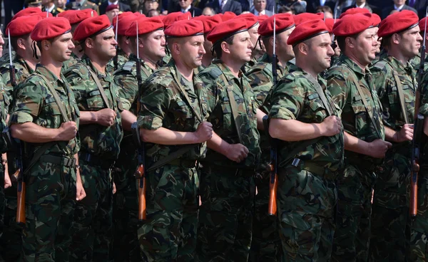 Στρατιωτική παρέλαση στη Βάρνα, Βουλγαρία γιορτάζει στις 6 Μαΐου, την ημέρα του Αγίου Γεωργίου του Victorious και την ημέρα του βουλγαρικού στρατού. 6 Μαΐου 2016 στη Σόφια, Βουλγαρία — Φωτογραφία Αρχείου