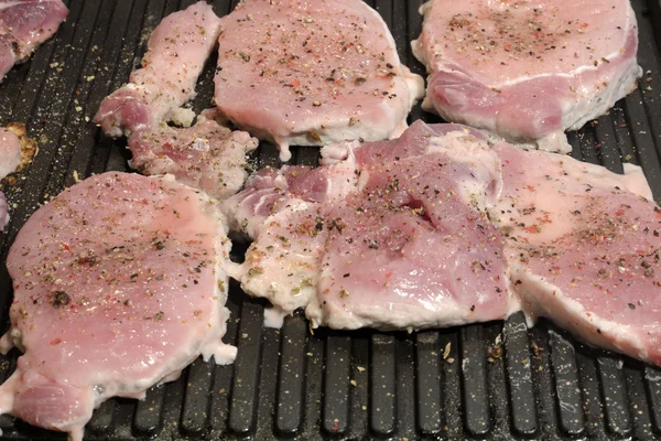 Geassorteerde heerlijk gegrilde vlees met groente over de kolen op een barbecue in close-up — Stockfoto