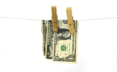 Kara para aklama için clothesline kavramı asılı yüz dolar faturaları