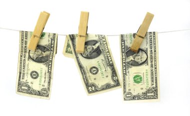 Kara para aklama için clothesline kavramı asılı yüz dolar faturaları