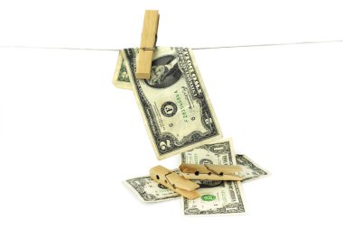 Kara para aklama için clothesline kavramı asılı yüz dolar faturaları