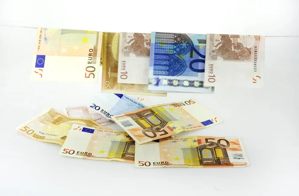 Billetes en euros con pinzas de ropa — Foto de Stock