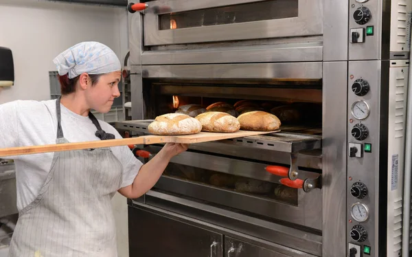 Panaderos haciendo panes hechos a mano en una panadería familiar dando forma a la masa en formas tradicionales en Sofía, Bulgaria en septiembre 29, 2016 — Foto de Stock