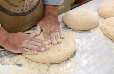 Fırıncılar 29 Eylül 2016 yılında Sofya, Bulgaristan tradional şekillere hamur şekillendirme bir aile fırın içinde el yapımı somun ekmek yapma