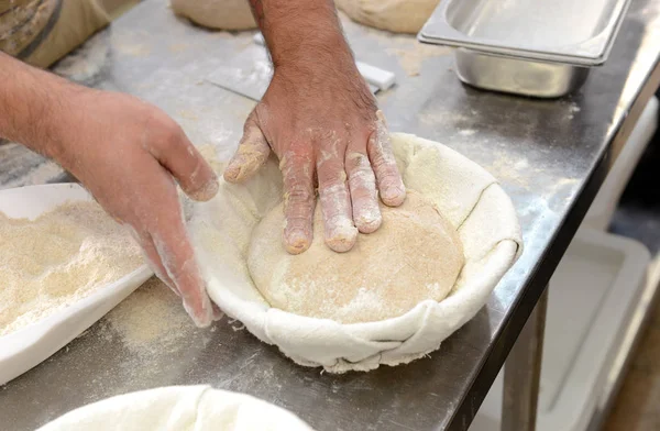Пекарі рішень ручної роботи хліба хліб в сім'ї хлібобулочні формування тісто у традиційний фігури у Софії, Болгарія 29 вересня 2016 — стокове фото