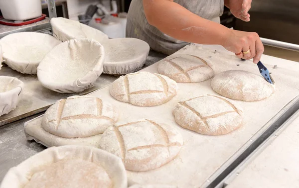 Пекарі рішень ручної роботи хліба хліб в сім'ї хлібобулочні формування тісто у традиційний фігури у Софії, Болгарія 29 вересня 2016 — стокове фото