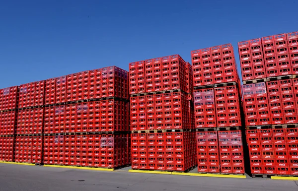 Sofia - Bulgarien - 31 maj 2016 - coca-cola flaskor i fabriken — Stockfoto