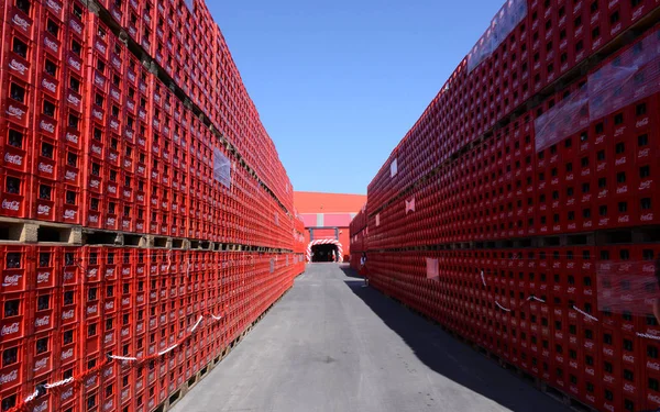 Sofia - Bulgarien - 31 maj 2016 - coca-cola flaskor i fabriken — Stockfoto