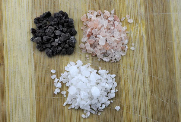 各种不同的海盐，黑色和红色夏威夷、 灰色凯尔特人，粉红色的喜马拉雅山, — 图库照片