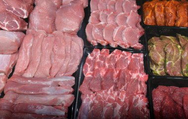 bir dükkanda düzenlenmiş et