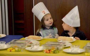 Cook çocuklar sağlıklı gıda Sofya, Bulgaristan 25 Mayıs 2017