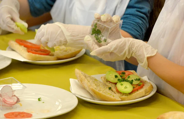 Children cook healthy food in Sofia, Bulgaria on May 25, 2017 — Stock Photo, Image