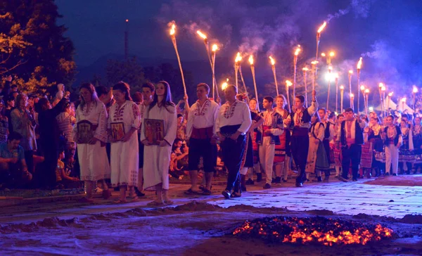 20 мая 2017 года: Нестинары танцуют в огне во время нестинарства. Ритуал огня включает в себя танец босиком на тлеющих углях в исполнении nestinari . — стоковое фото
