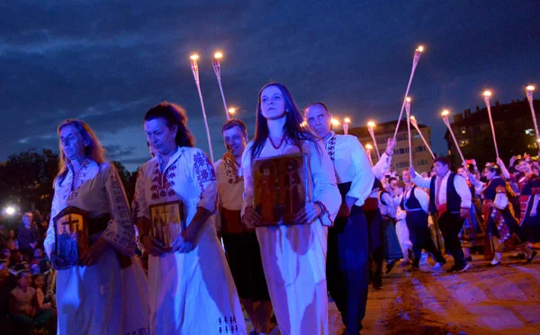 20 de mayo de 2017: Los nestinarios están bailando en llamas durante un espectáculo de nestinarstvo. El ritual del fuego involucra un baile descalzo sobre brasas ardientes realizado por nestinari . —  Fotos de Stock