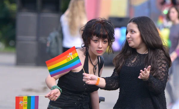 Sofía, Bulgaria - 10 de junio de 2017: Las personas que celebran en el décimo acto del Orgullo Gay de Sofía se reúnen en un festival bisexualbucelebrationcolorfulcrowddemocracydemonstrationdiversityeventalfestival eflagfreefreedomfriendshipgariagayhomohomosexualhomosexualhomosexualityhumanhuman r — Foto de Stock