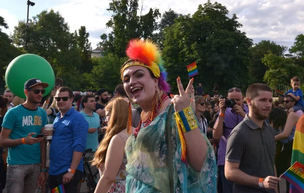 Sofia, bulgaria - 10. Juni 2017: Menschen feiern beim 10. sofia gay pride Aktivitätathensbisexualbucelebrationbunte MenschenansammlungDemokratiedemonstrierungDiversitätsiebentfestivalfestiveflagfree reedomfriendshipgariagayhomohomosexualitäthumane r — Stockfoto