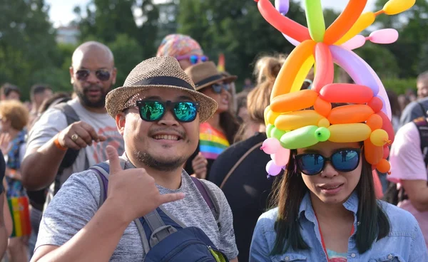Sofia, Bułgaria - 10 czerwca 2017: Ludzi obchodzi 10 Sofia Gay Pride activeathensbisexualbucelebrationcolorfulcrowddemocracydemonstrationdiversityeventfestivalfestiveflagfreefreedomfriendshipgariagayhomohomosexualhomosexualityhumanhuman r — Zdjęcie stockowe