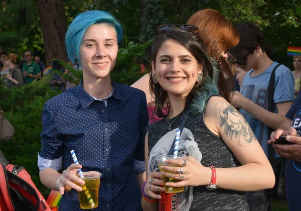 Sofia, Bułgaria - 10 czerwca 2017: Ludzi obchodzi 10 Sofia Gay Pride activeathensbisexualbucelebrationcolorfulcrowddemocracydemonstrationdiversityeventfestivalfestiveflagfreefreedomfriendshipgariagayhomohomosexualhomosexualityhumanhuman r — Zdjęcie stockowe