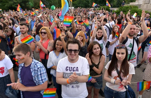 Sofia, bulgaria - 10. Juni 2017: Menschen feiern beim 10. sofia gay pride Aktivitätathensbisexualbucelebrationbunte MenschenansammlungDemokratiedemonstrierungDiversitätsiebentfestivalfestiveflagfree reedomfriendshipgariagayhomohomosexualitäthumane r — Stockfoto