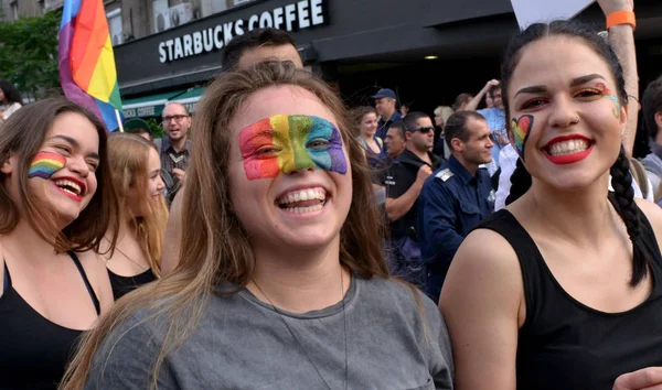 Sofía, Bulgaria - 10 de junio de 2017: Las personas que celebran en el décimo acto del Orgullo Gay de Sofía se reúnen en un festival bisexualbucelebrationcolorfulcrowddemocracydemonstrationdiversityeventalfestival eflagfreefreedomfriendshipgariagayhomohomosexualhomosexualhomosexualityhumanhuman r — Foto de Stock