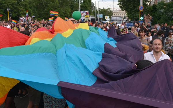 Sofia, Bulgaria - 10. juni 2017: Folk feirer på den 10. Sofia Gay Pride aktiveathensbisexualbucelebrationcolor fulcrowdocracydemonstrasjon diversityeventfestival-festivalen flagveflagvefrigjort vennskap gariagayhomoseksuelle alhomoseksuelle mennesker – stockfoto