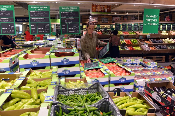 Sofia, Bulgaristan - 27 Haziran 2017: insanlar bir süpermarkette alışveriş.