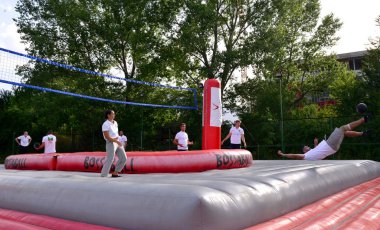 İnsanlar yeni bir oyun Bossaball Sofya, Bulgaristan 1 Temmuz 2017 üzerinde oynamak