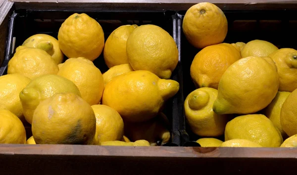 Fruits and vegetables arranged in a supermarket — Stock Photo, Image