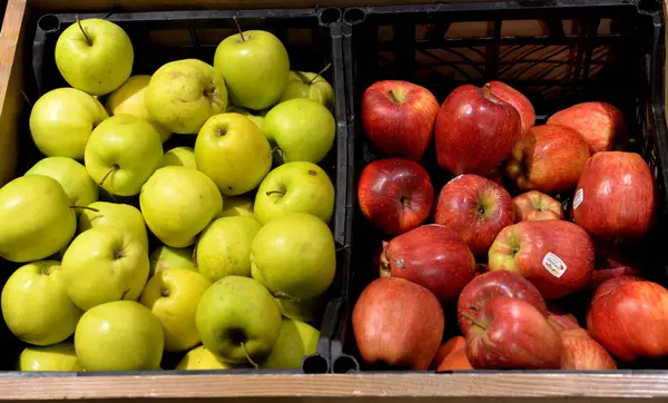 Фрукты и овощи расположены в супермаркете — стоковое фото