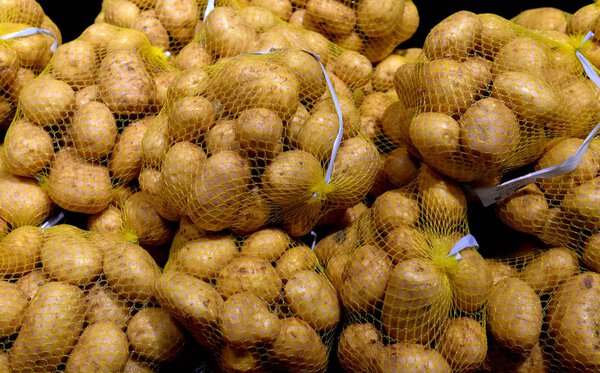 фрукты и овощи расположены в супермаркете
