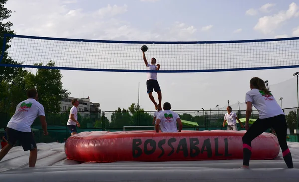 İnsanlar yeni bir oyun Bossaball Sofya, Bulgaristan 1 Temmuz 2017 üzerinde oynamak