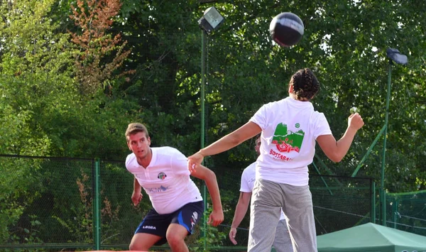 İnsanlar yeni bir oyun Bossaball Sofya, Bulgaristan 1 Temmuz 2017 üzerinde oynamak
