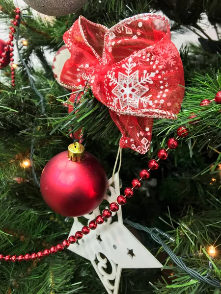 Stern und Kugelspielzeug Dekoration auf einem Weihnachtsbaum grünen Zweig — Stockfoto