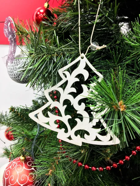 Baumspielzeug-Dekoration auf einem weihnachtlich grünen Zweig — Stockfoto