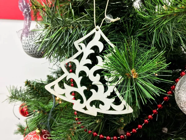 圣诞绿枝上的树玩具装饰 — 图库照片