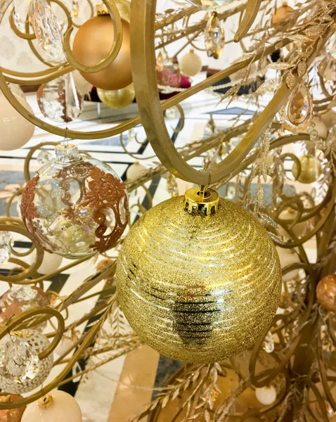 Χρυσό χριστουγεννιάτικο δέντρο και μπάλα σε εσωτερικούς χώρους. Περίεργη και κομψή διακόσμηση — Φωτογραφία Αρχείου