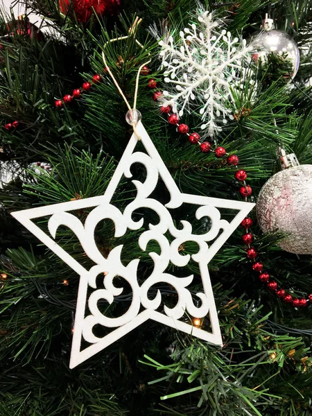 Décoration de jouet étoile sur une branche verte de Noël Images De Stock Libres De Droits