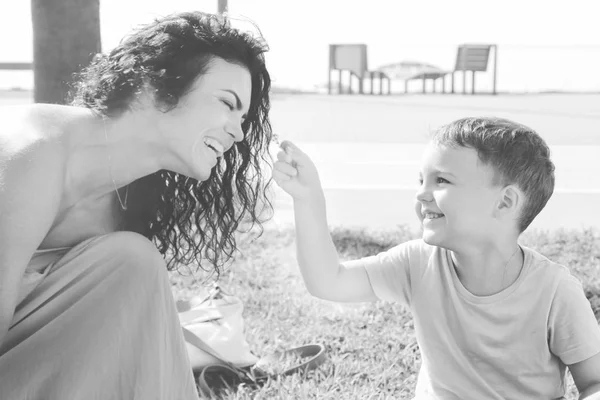Anne ile oğlu. Birlikte ve bak birbirlerine oynamak