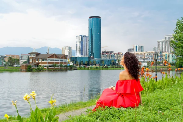 Retrato vista trasera de una atractiva mujer relajándose junto al lago —  Fotos de Stock