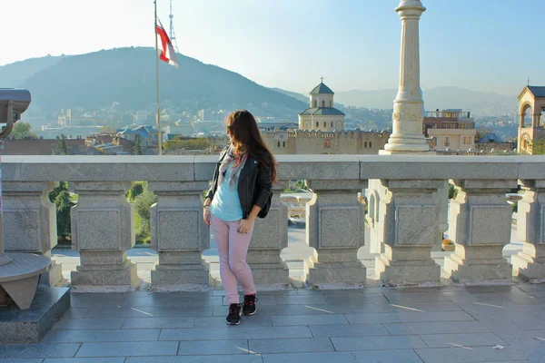 Девушка путешественница с панорамным видом на Тбилиси, Грузия — стоковое фото